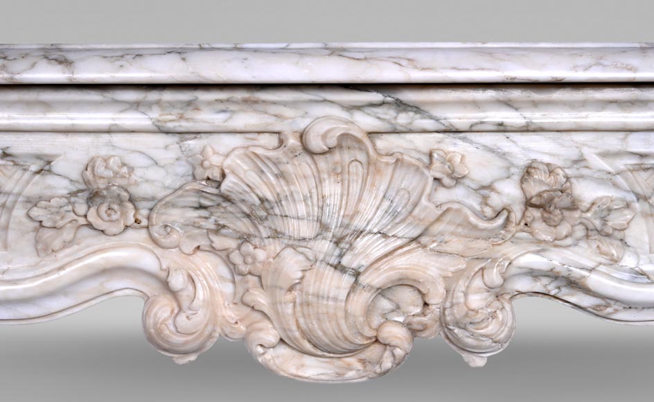 Cheminée d’époque Louis XV en marbre Arabescato au bandeau finement sculpté-1