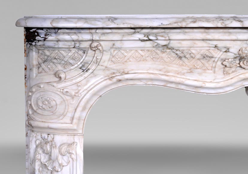 Cheminée d’époque Louis XV en marbre Arabescato au bandeau finement sculpté-2