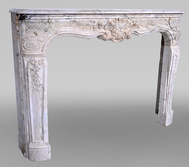 Cheminée d’époque Louis XV en marbre Arabescato au bandeau finement sculpté-6