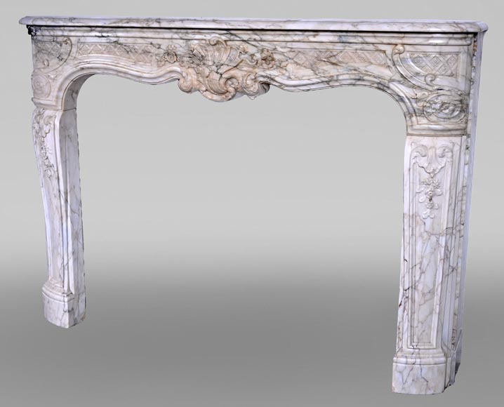 Cheminée d’époque Louis XV en marbre Arabescato au bandeau finement sculpté-7