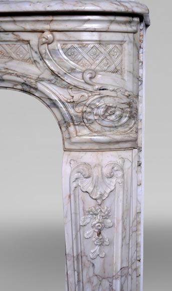 Cheminée d’époque Louis XV en marbre Arabescato au bandeau finement sculpté-8