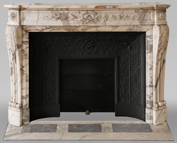 Belle cheminée galbée de style Louis XVI en marbre Arabescato à couronne de laurier-0