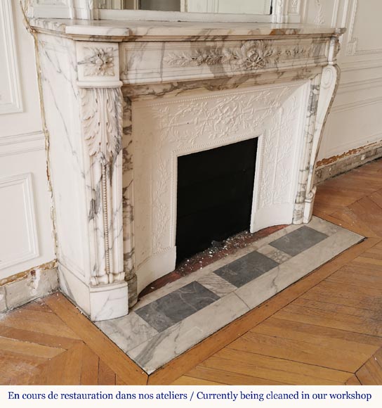 Belle cheminée galbée de style Louis XVI en marbre Arabescato à couronne de laurier-5