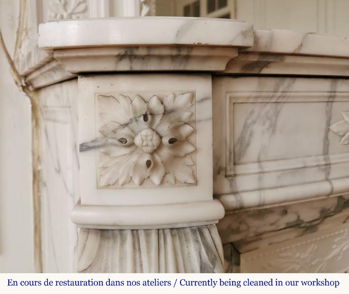 Belle cheminée galbée de style Louis XVI en marbre Arabescato à couronne de laurier-6