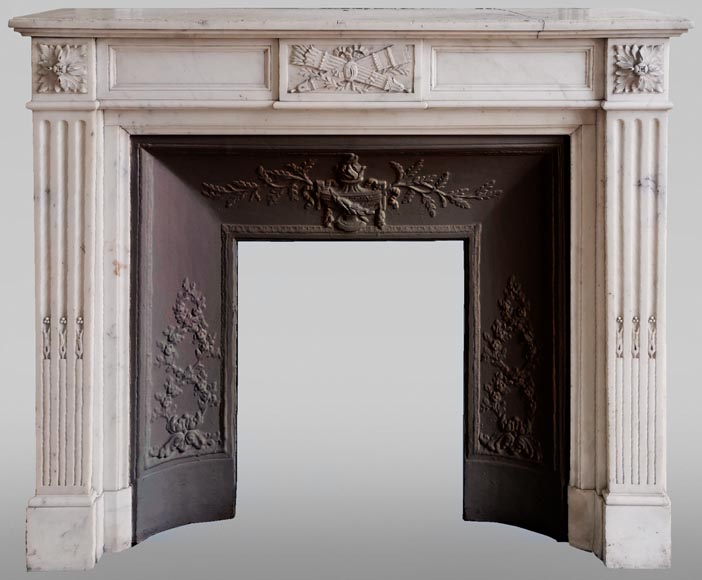 Cheminée de style Louis XVI en marbre blanc de Carrare, aux carquois-0