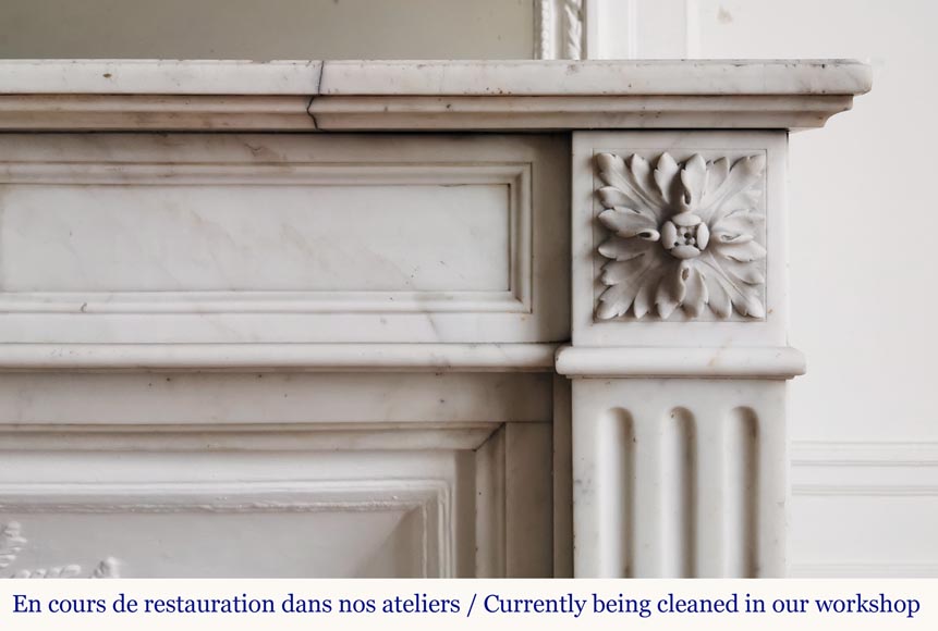 Cheminée de style Louis XVI en marbre blanc de Carrare, aux carquois-7
