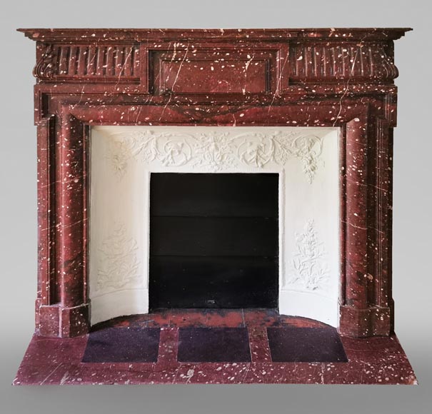 Importante cheminée de style Louis XIV à acrotère en marbre rouge Griotte-0