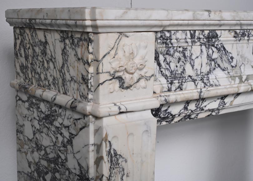 Cheminée de style Louis XVI à pieds cannelés en marbre de Sarravenza-3