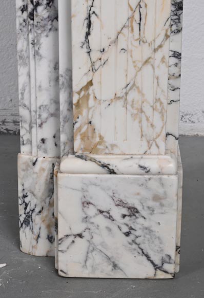 Cheminée de style Louis XVI à pieds cannelés en marbre de Sarravenza-7