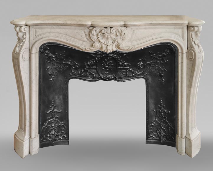 Cheminée de style Louis XV en marbre de Carrare à la belle coquille-0