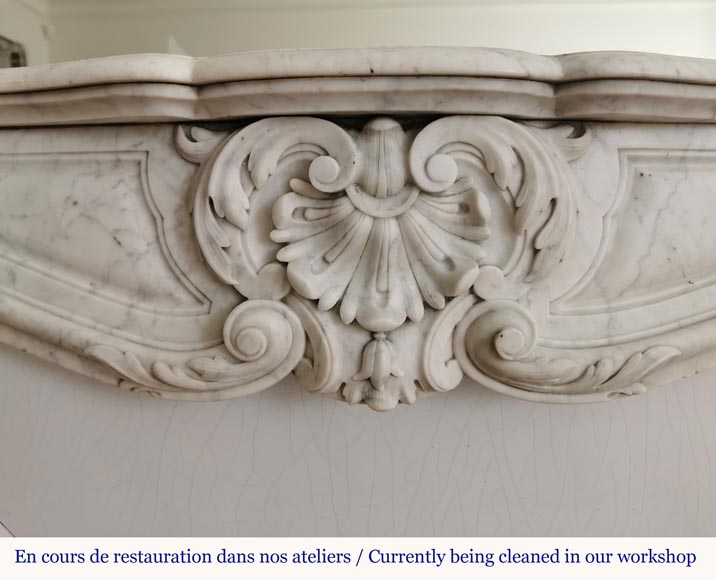 Cheminée de style Louis XV en marbre de Carrare à la belle coquille-1