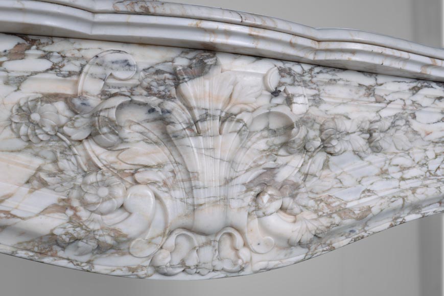 Cheminée de style Louis XV en marbre Brèche de Médicis au motif fleur de lys en feuille d'acanthe-3