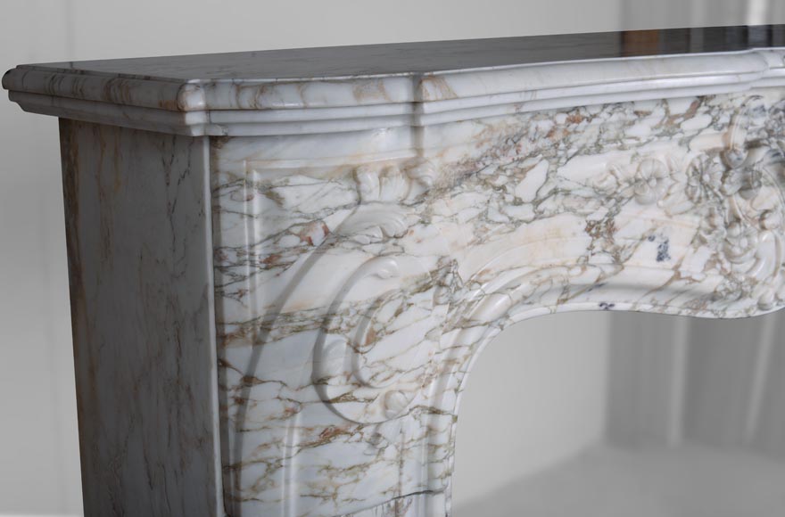 Cheminée de style Louis XV en marbre Brèche de Médicis au motif fleur de lys en feuille d'acanthe-6
