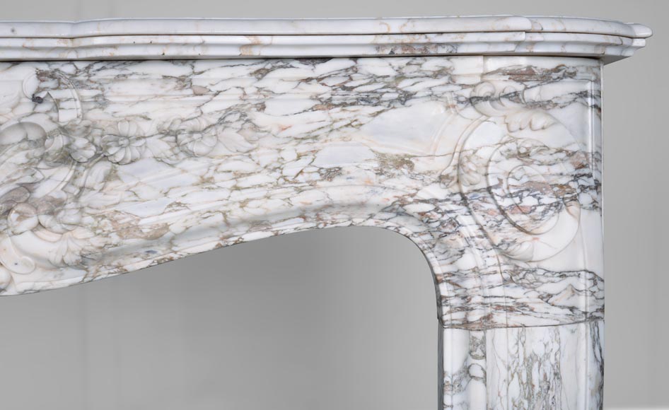 Cheminée de style Louis XV en marbre Brèche de Médicis au motif fleur de lys en feuille d'acanthe-10