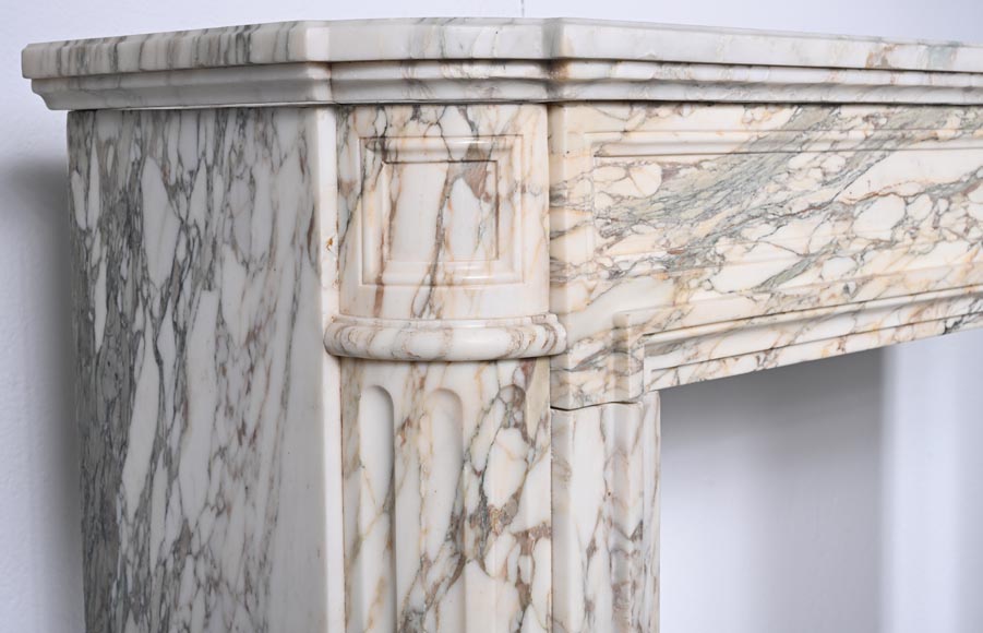 Cheminée de style Louis XVI aux coins arrondis sculptée en brèche de Médicis-3