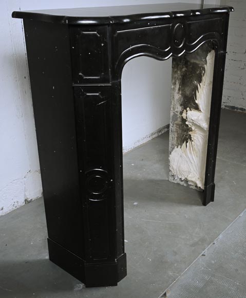 Cheminée de style Louis XV modèle Pompadour en marbre noir moucheté-2