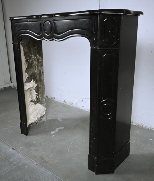 Cheminée de style Louis XV modèle Pompadour en marbre noir moucheté-5