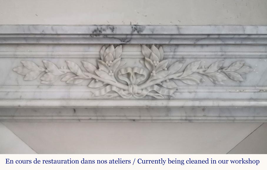 Cheminée ancienne style Louis XVI en marbre de Carrare aux feuilles d'acanthe -1