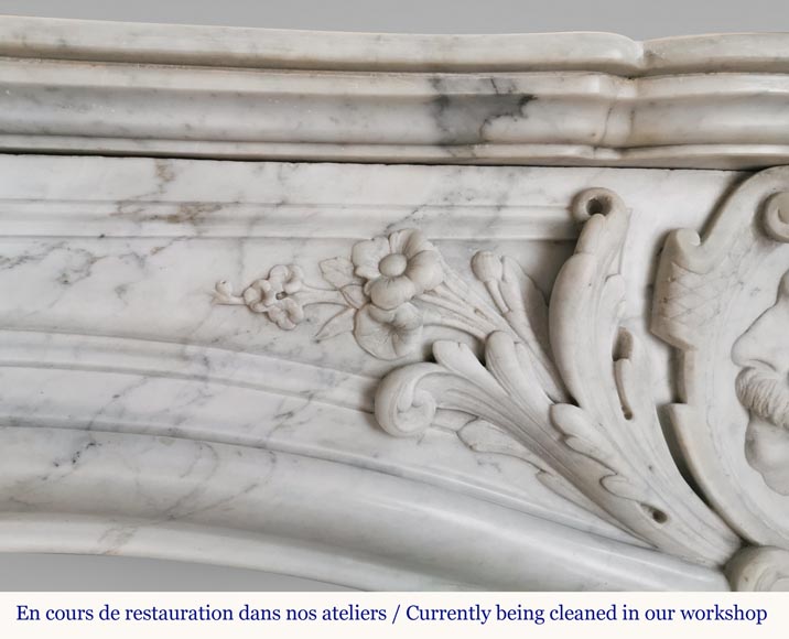 Riche et originale cheminée Napoléon III en marbre de Carrare aux cariatides et profil d'homme-2