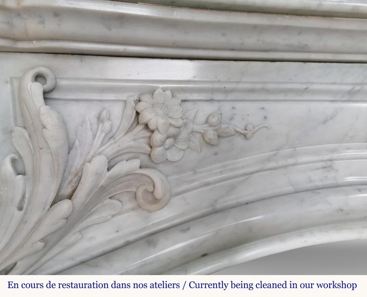 Riche et originale cheminée Napoléon III en marbre de Carrare aux cariatides et profil d'homme-3