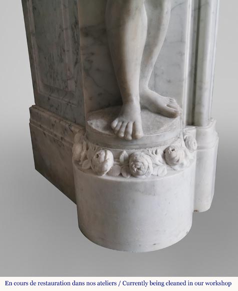 Riche et originale cheminée Napoléon III en marbre de Carrare aux cariatides et profil d'homme-8
