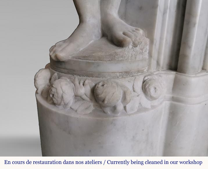 Riche et originale cheminée Napoléon III en marbre de Carrare aux cariatides et profil d'homme-9