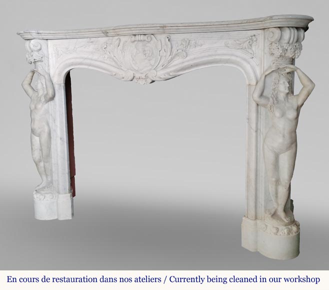 Riche et originale cheminée Napoléon III en marbre de Carrare aux cariatides et profil d'homme-10