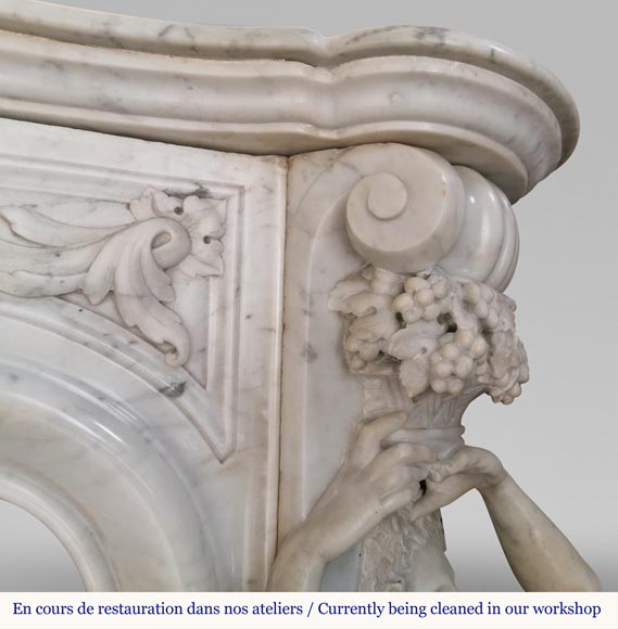 Riche et originale cheminée Napoléon III en marbre de Carrare aux cariatides et profil d'homme-13