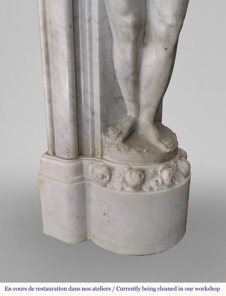 Riche et originale cheminée Napoléon III en marbre de Carrare aux cariatides et profil d'homme-14