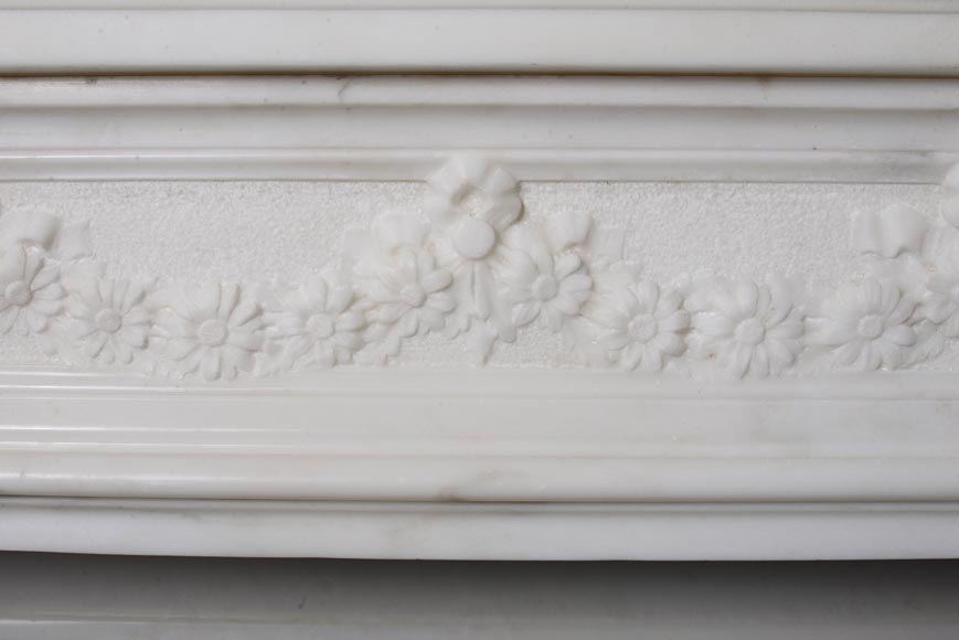 Cheminée de style Louis XVI en marbre de Carrare statuaire aux colonnes détachées en carquois-4