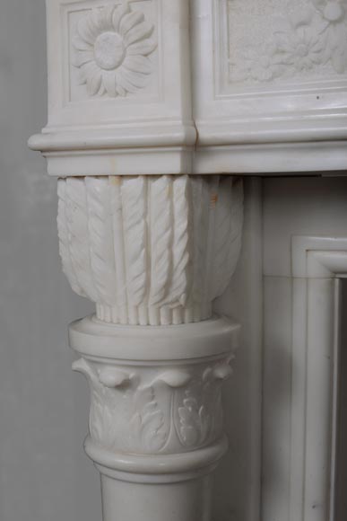 Cheminée de style Louis XVI en marbre de Carrare statuaire aux colonnes détachées en carquois-7