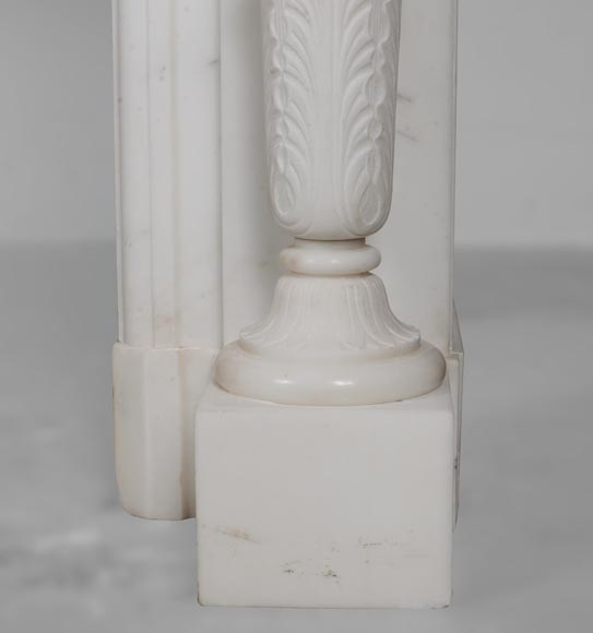 Cheminée de style Louis XVI en marbre de Carrare statuaire aux colonnes détachées en carquois-13