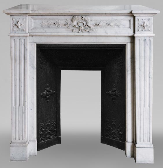 Petite cheminée ancienne de style Louis XVI en marbre blanc de Carrare-0