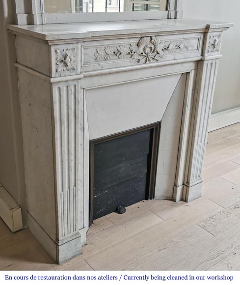 Petite cheminée ancienne de style Louis XVI en marbre blanc de Carrare-2