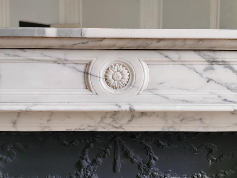 Cheminée de style Louis XV en marbre Arabescato-1