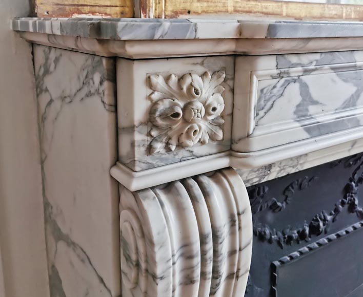 Cheminée de style Louis XV en marbre Arabescato-3