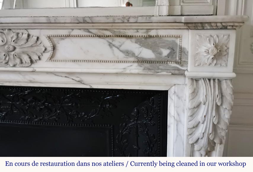 Cheminée de style Louis XVI en marbre Arabescato à décor d'acanthe -6