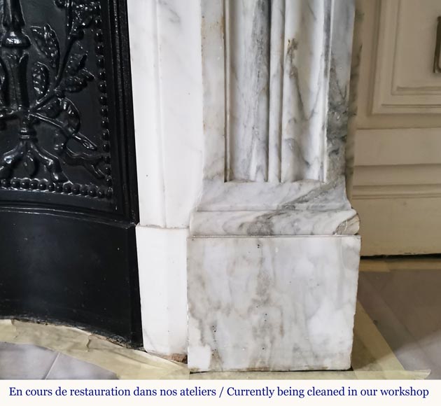 Cheminée de style Louis XVI en marbre Arabescato à décor d'acanthe -7