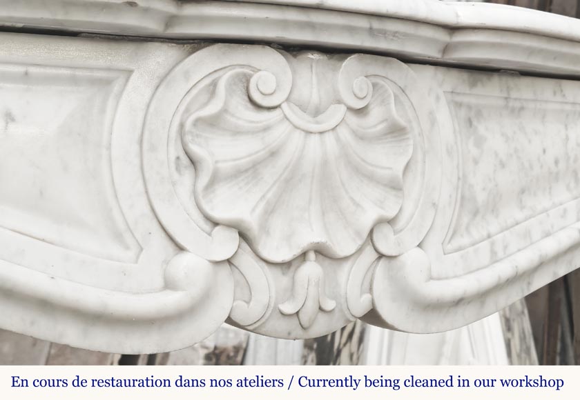 Cheminée de style Louis XV à trois coquilles, en marbre de Carrare Cheminée de style Louis XV à trois coquilles, en marbre de Carrare-2