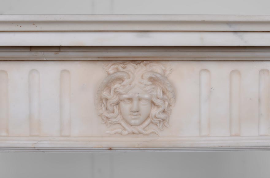 Cheminée de style Louis XVI en marbre blanc au gorgonéion-1