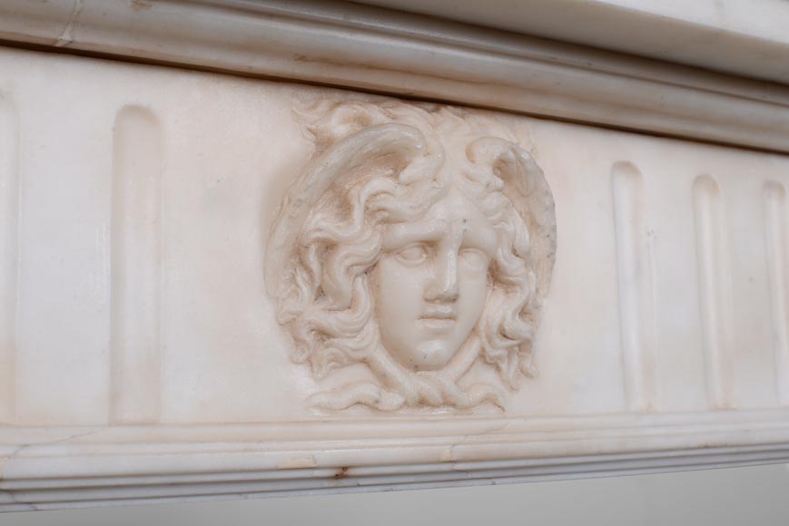 Cheminée de style Louis XVI en marbre blanc au gorgonéion-2