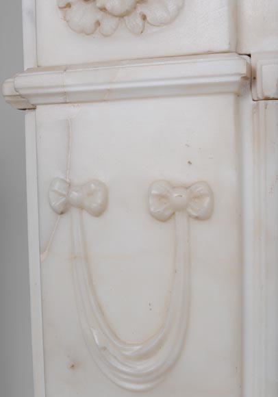 Cheminée de style Louis XVI en marbre blanc au gorgonéion-5