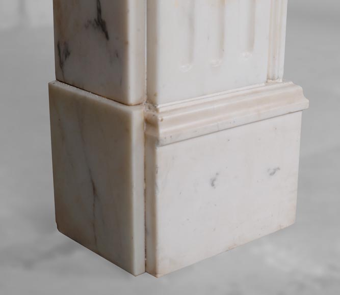 Cheminée de style Louis XVI en marbre blanc au gorgonéion-6