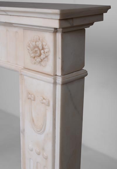 Cheminée de style Louis XVI en marbre blanc au gorgonéion-8