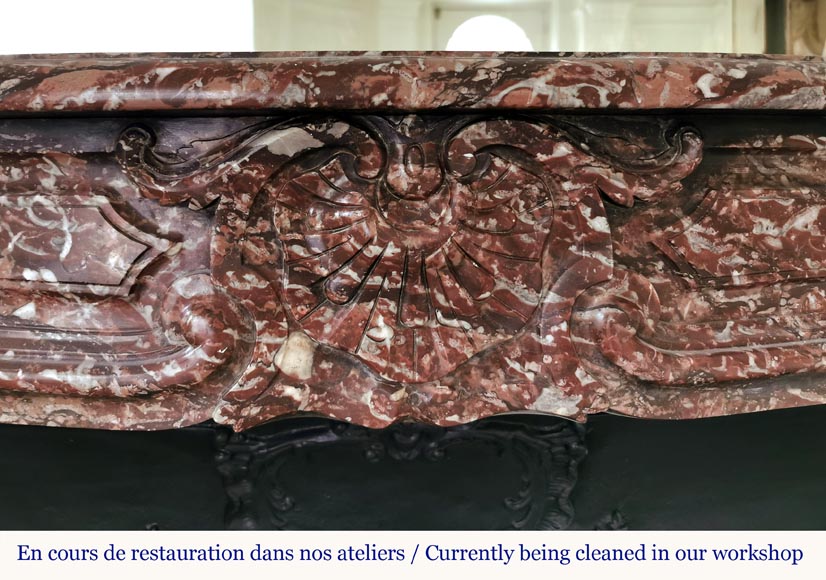 Cheminée de style Louis XV en marbre Rouge Royal à la coquille en creux-1