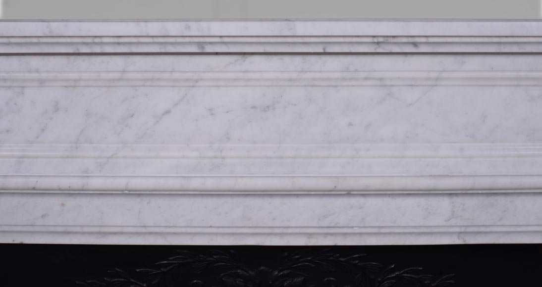 Cheminée de style Louis XVI en marbre de Carrare aux demies colonnes-1