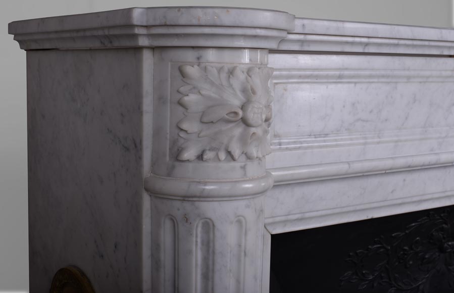 Cheminée de style Louis XVI en marbre de Carrare aux demies colonnes-3