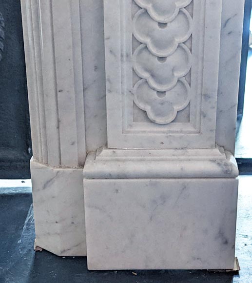 Cheminée style Napoléon III au riche décor sculpté en marbre de Carrare-10