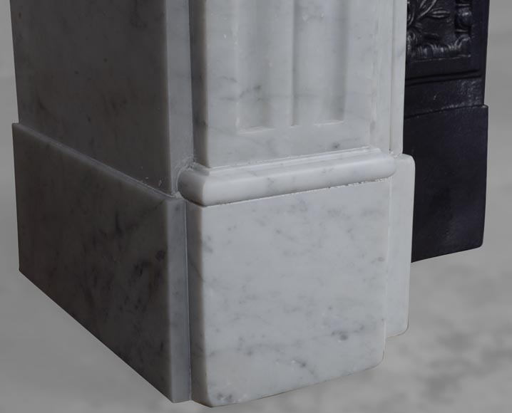 Cheminée de style Louis XVI en marbre de Carrare à rudentures-4