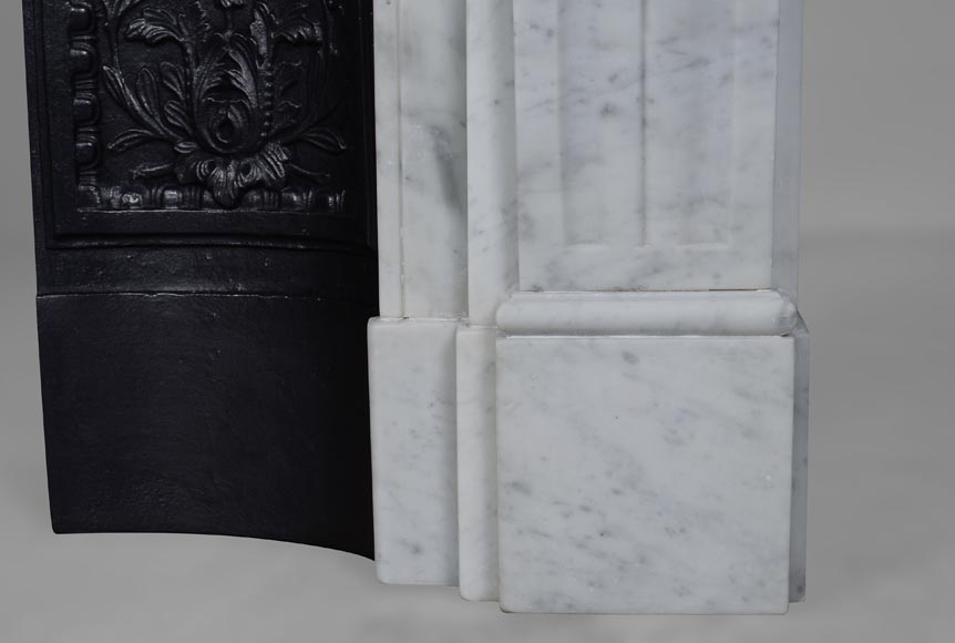 Cheminée de style Louis XVI en marbre de Carrare à rudentures-7